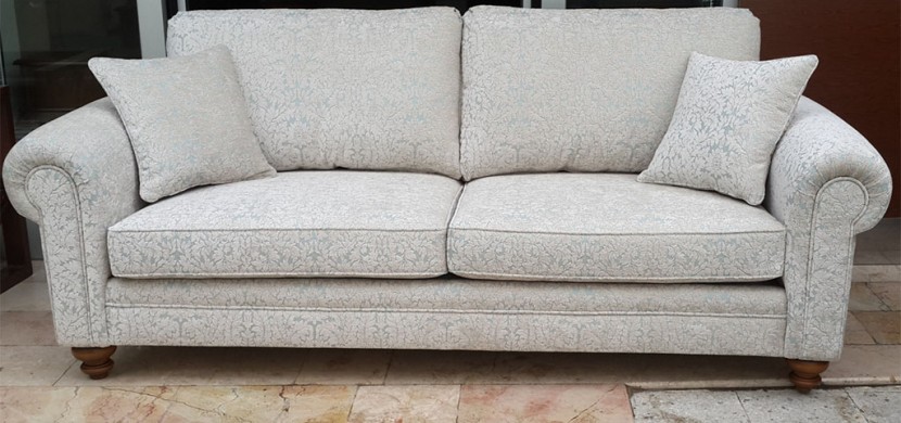 Ankara Klasik Koltuk Takımı oldukça kaliteli ve kullanışlı şönil kumaş kullanılmıştır , modası geçmeyecek olan bir koltuk takımıdır günlük modern koltuk takımlarından sıkılmış ve modası geçmeyecek klasik koltuk takımı anlayışını sağlayacak koltuk takımı sizler için oldukça kaliteli ve hesaplı fiyatlarla Ankara da hizmetinizdeyiz , yıllarca güvenle kullanabileceğiniz çelik konstrüksiyon iskelet ve otuz dört HR kuş tüyü sünger veya gri orta sertlikte sünger ile yıllarca zevkle kullanabileceğiniz mobilya sizler için Bostan Mobilya da , evinizin ölçüsüne göre üretilen mobilyalar yapabiliyoruz.